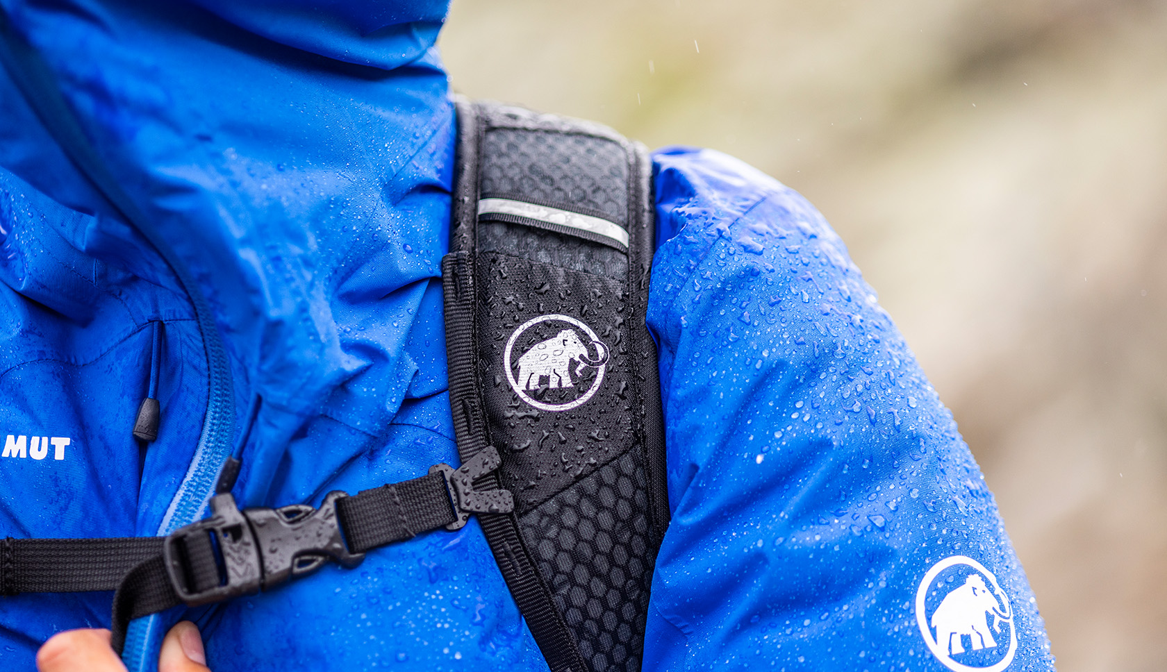 mammut rugtasschouderband en jas schouder details
