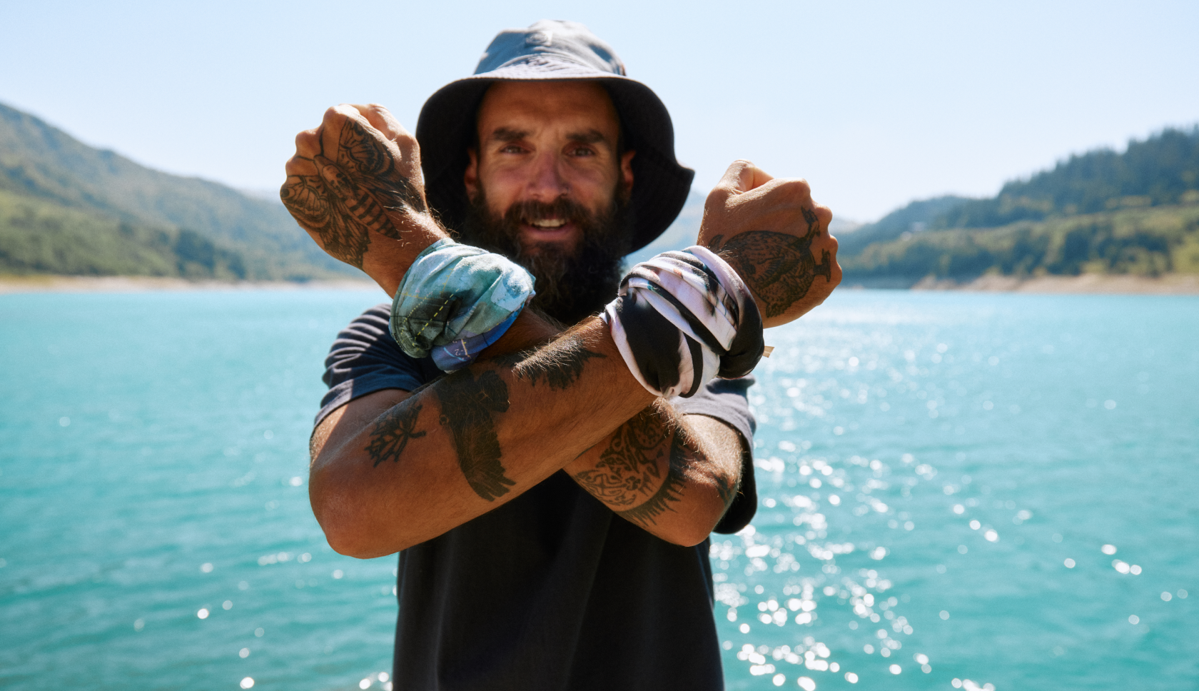 man draagt buff om zijn polsen