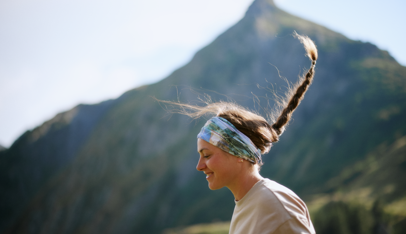 vrouw draagt buff als hoofdband