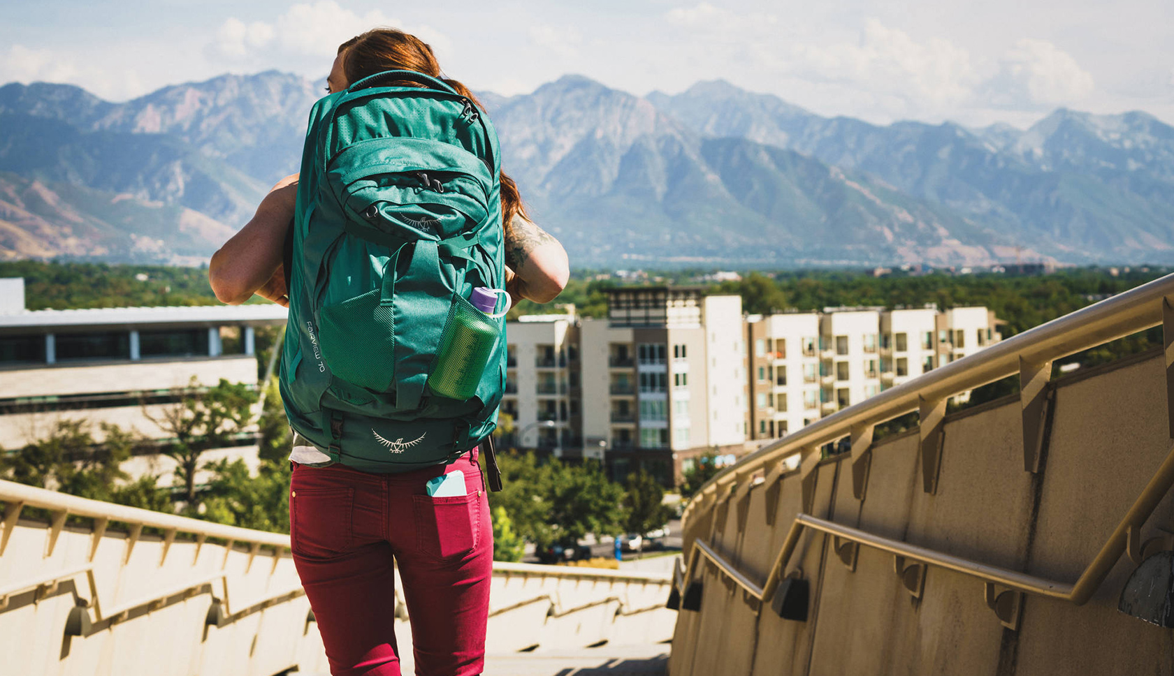 vrouw met osprey rugzak in de stad