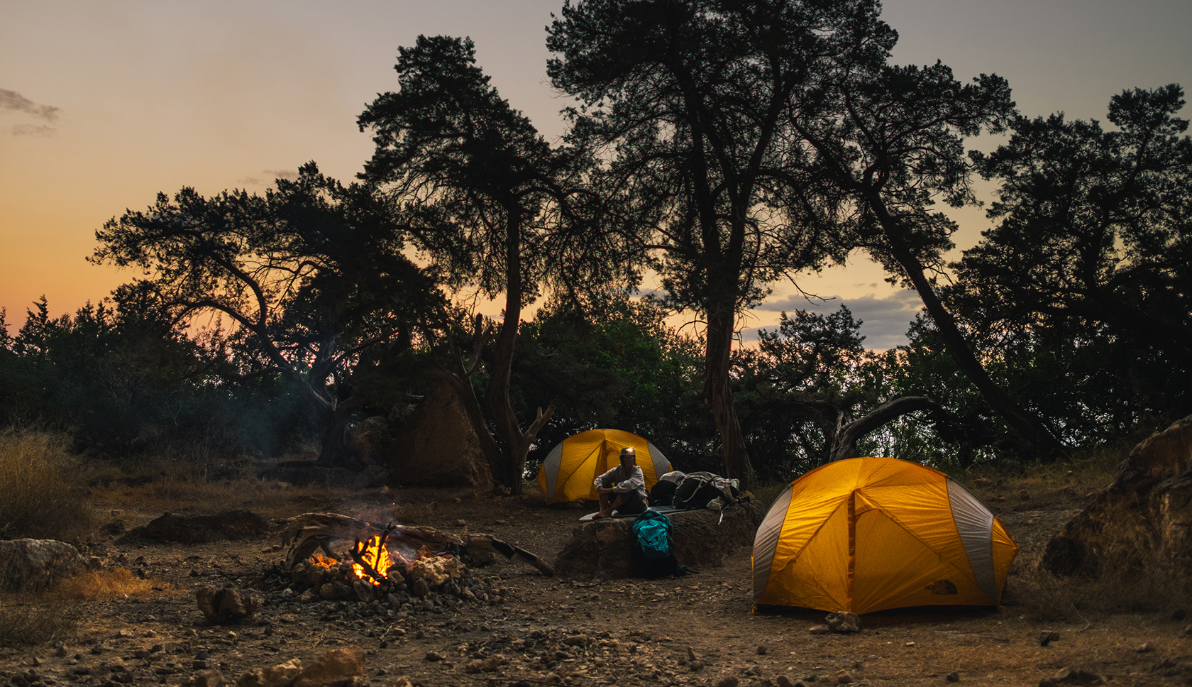 Twee tenten in het wild met kampvuur
