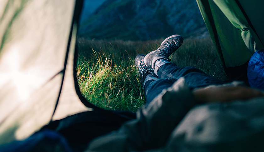 voeten steken buiten de tent