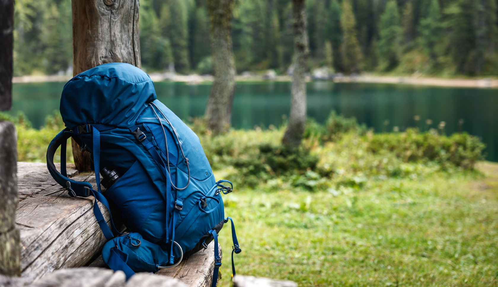 backpack op een bankje in de natuur
