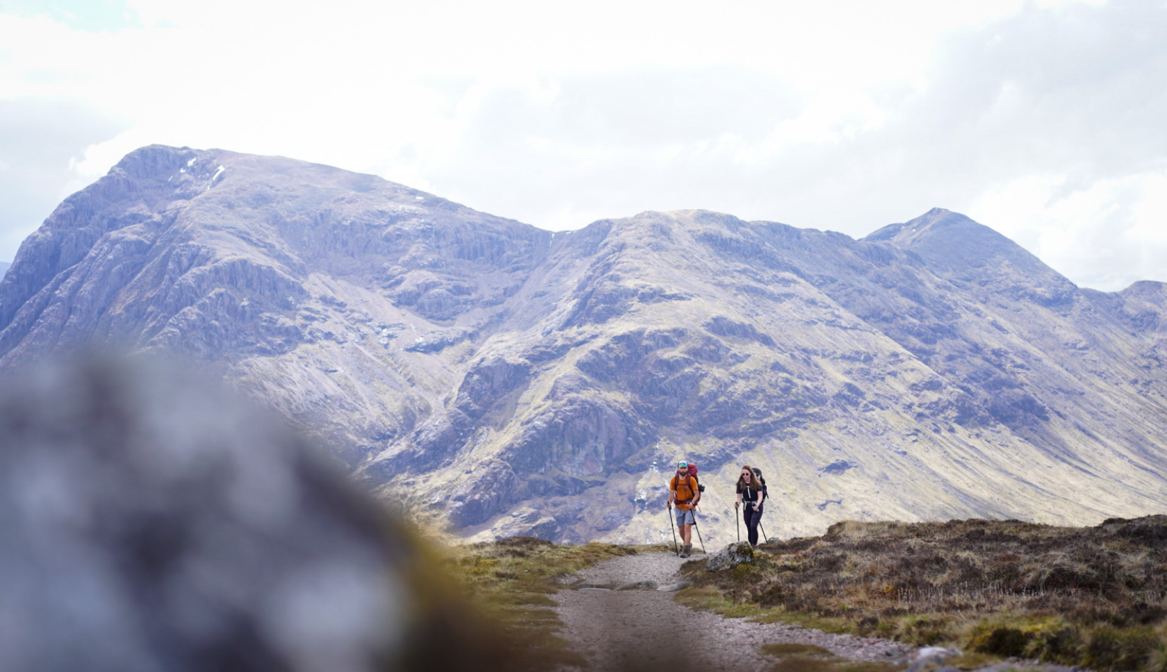 wandelaars wandelen door het landschap