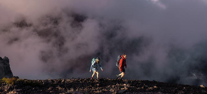 twee wandelaars lopen over een bergklif