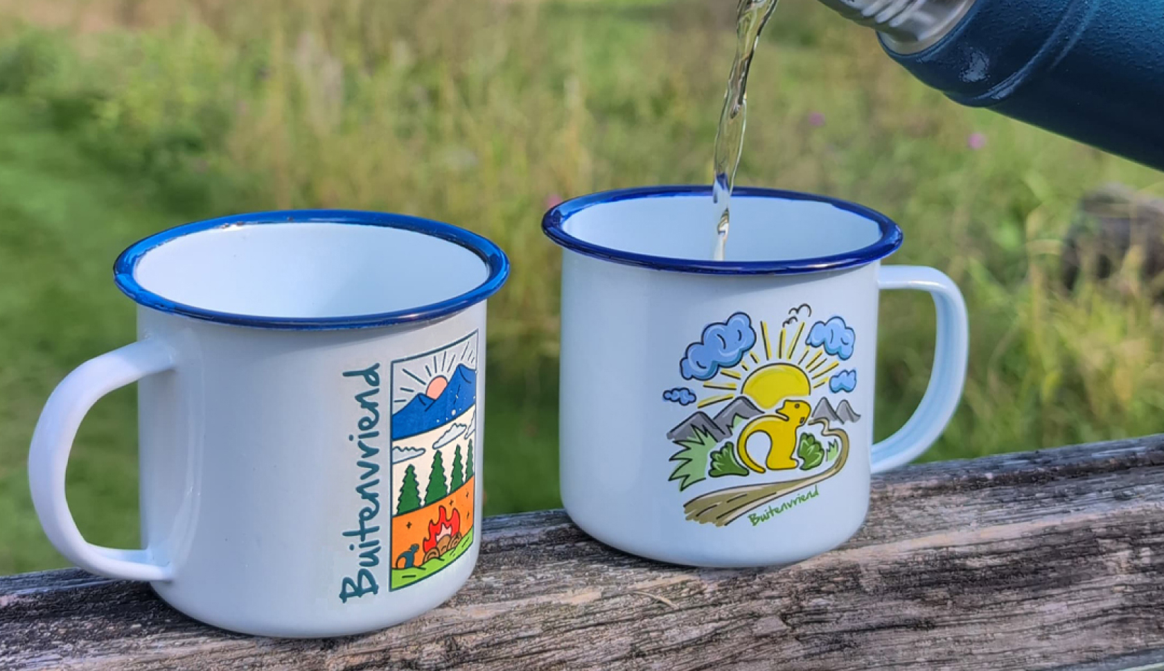 twee buitenvriend mokken op een houten bankje