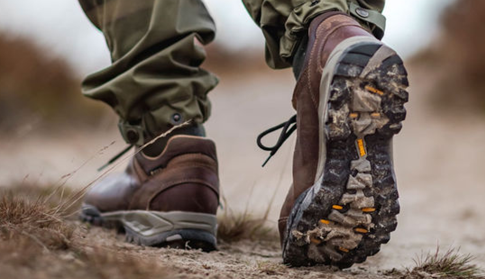 leren wandelschoenen van meindl wandelen over grindpad