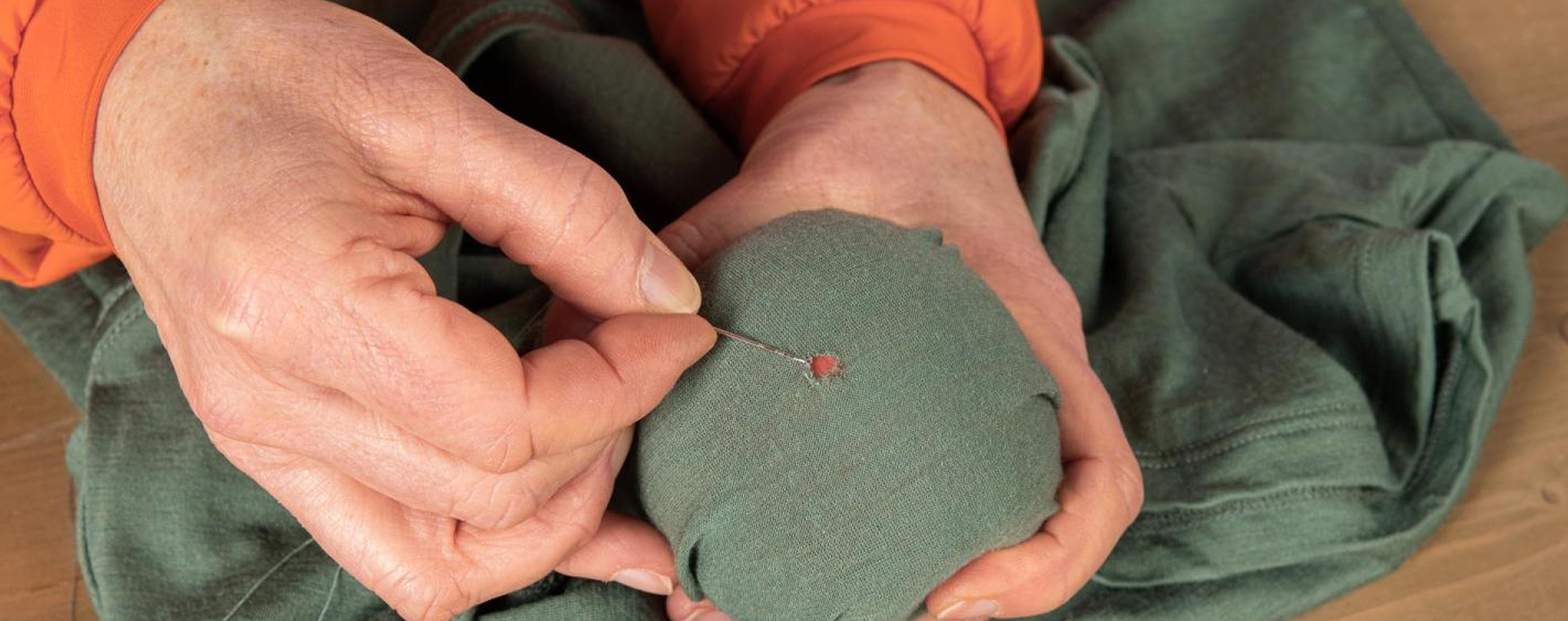 Zo repareer je een gaatje in je wollen trui