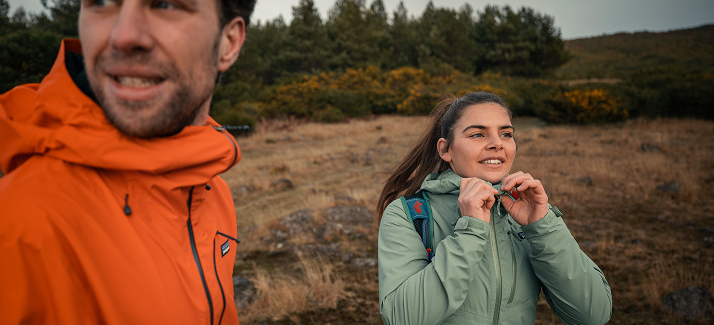 een man en vrouw in duingebied