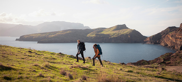 twee mannen wandelen door de heuvels