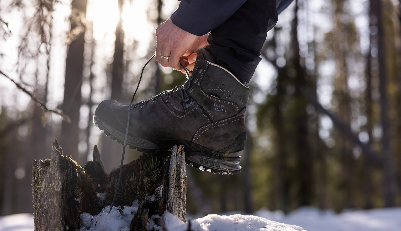 Hanwag schoen wordt gestrikt in de sneeuw
