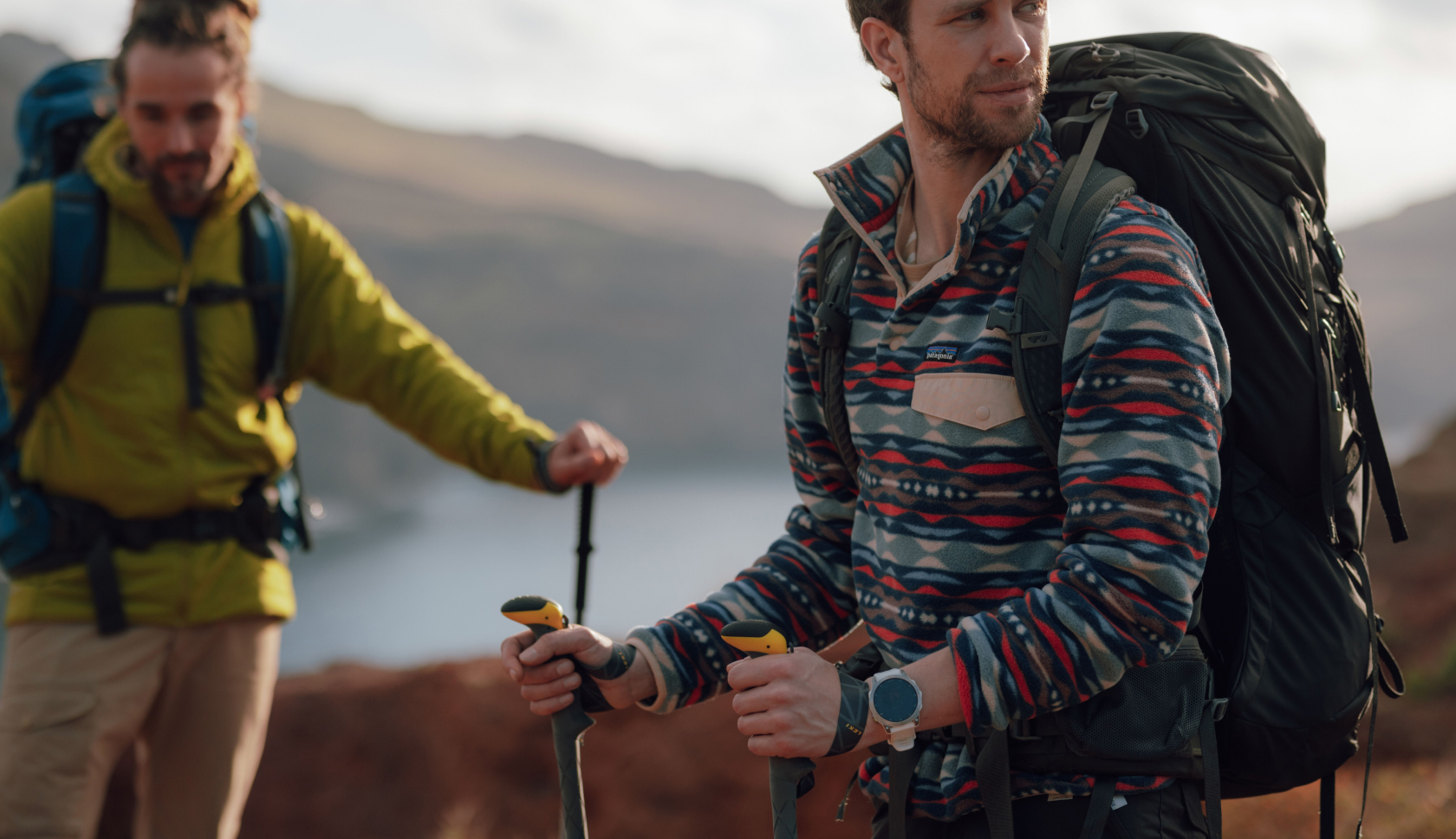 twee mannen met trekkingrugzakken om