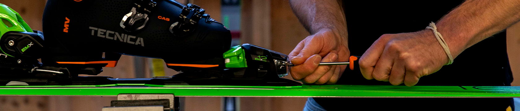 handen stellen de bindingen af van ski's