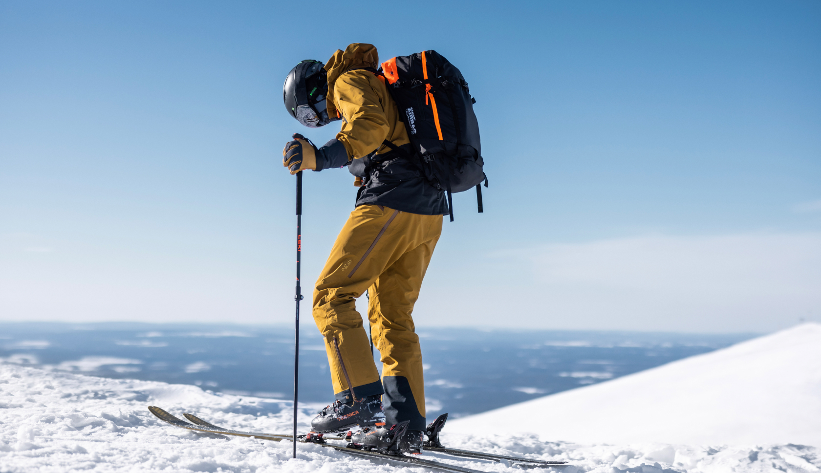 wintersporter stapt in zijn ski's een besneeuwde berg op