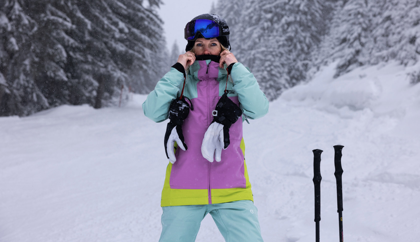 wintersporter met dikke lobser-handschoenen