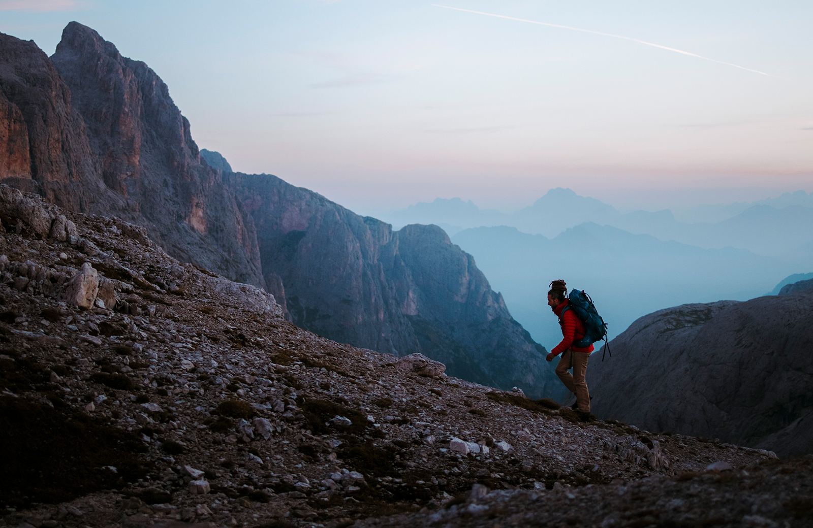 een wandelaar loopt door de bergen