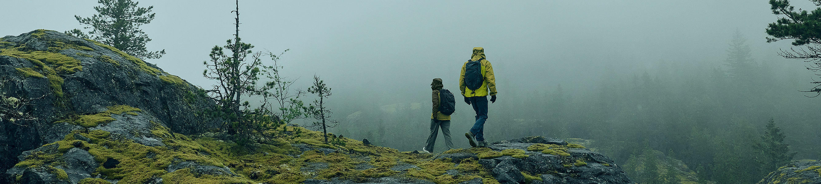 man en vrouw lopen over mistige berg