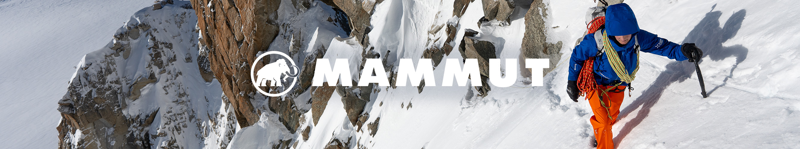 man bewandelt een besneeuwde berg