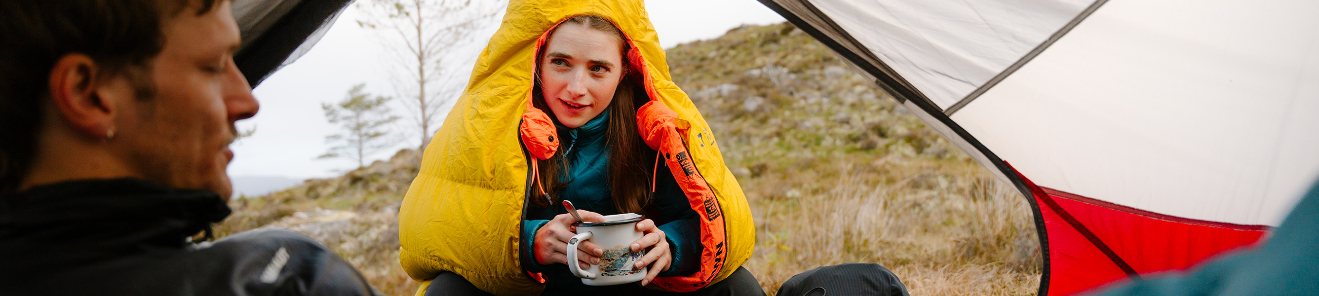 twee mensen in een tent