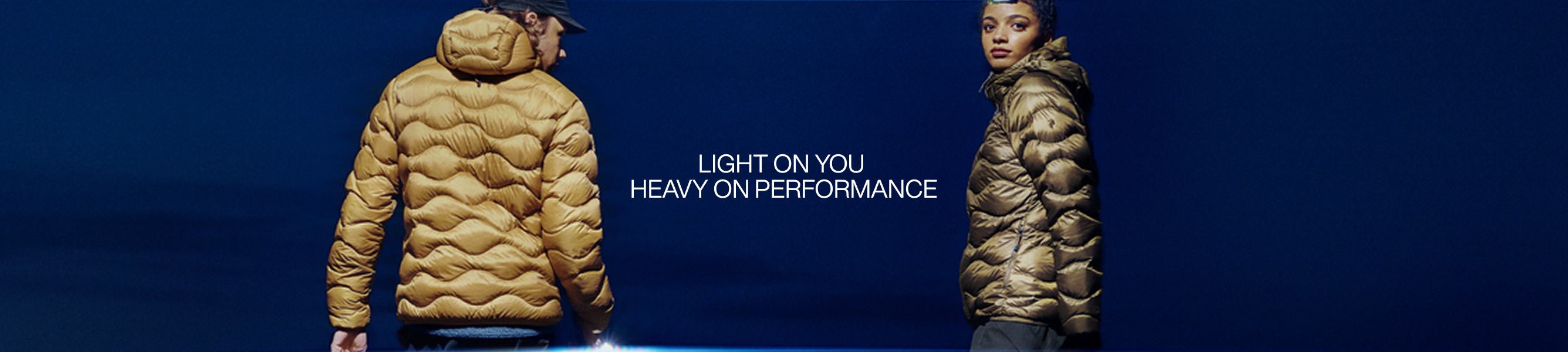 twee mensen dragen een dosnjas