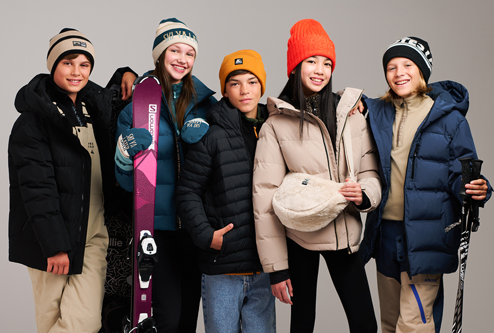 kinderen poseren in winterkleding van protest