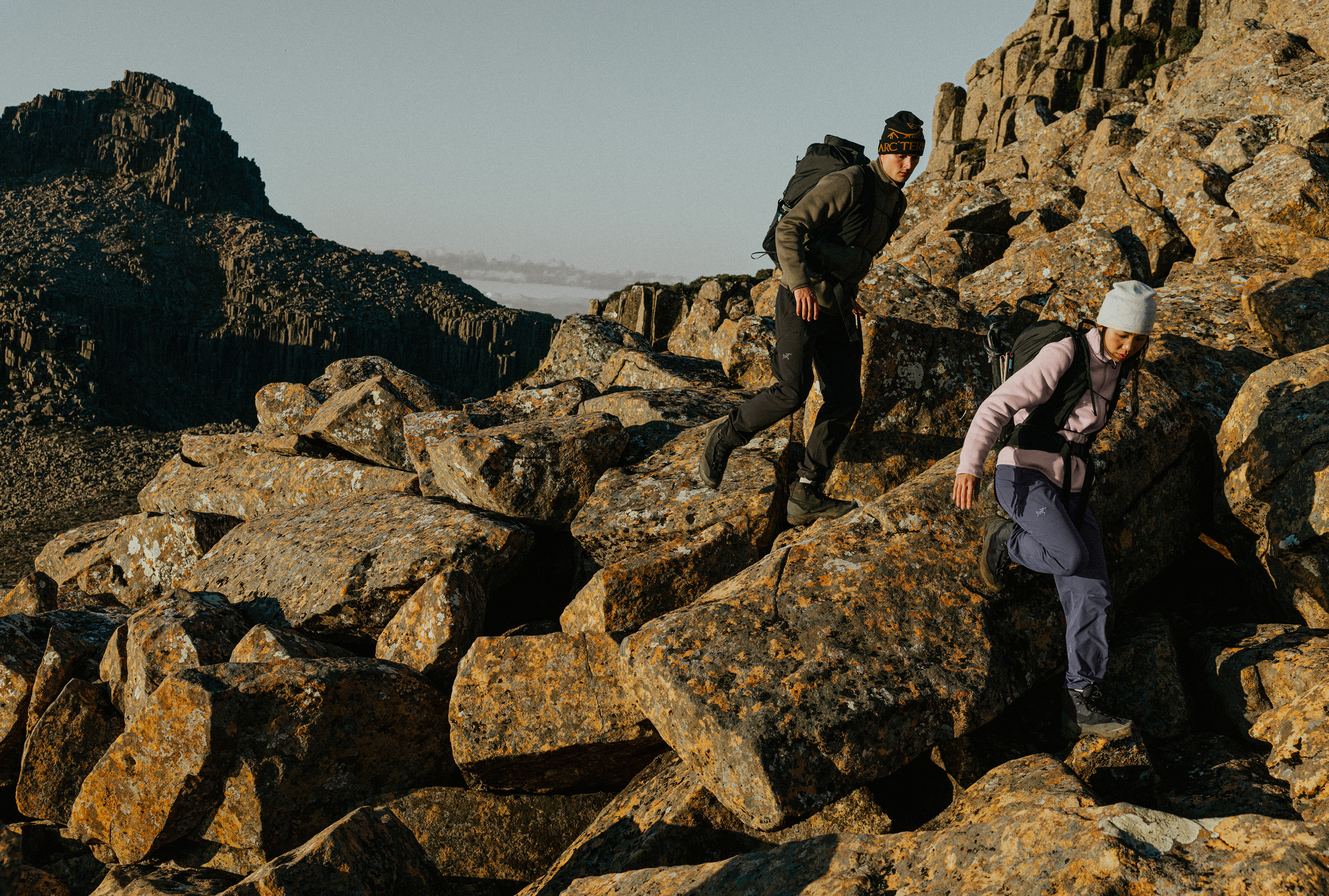 Twee wandelaars in Arc’teryx kleding tussen rotsen in de bergen