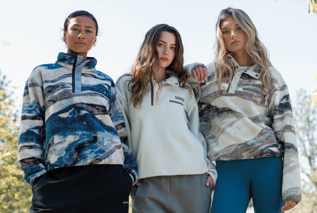 Drie modellen dragen verschillende Columbia-fleecetruien voor dames.