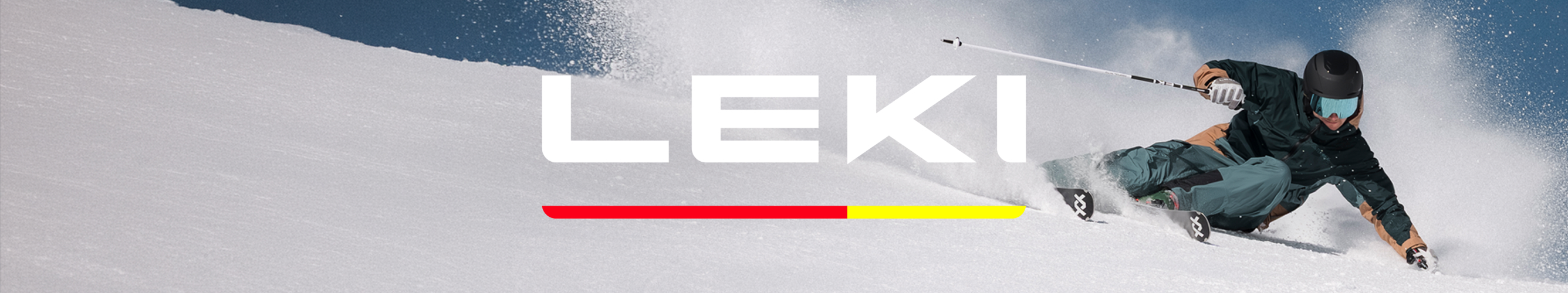 Skiër in de sneeuw met LEKI-skistokken, met het LEKI-logo centraal in beeld.