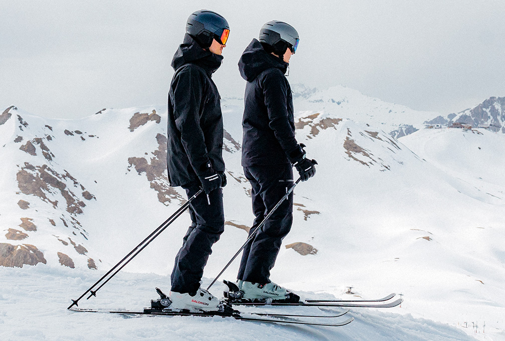 Twee skiërs in Salomon-skikleding in de bergen