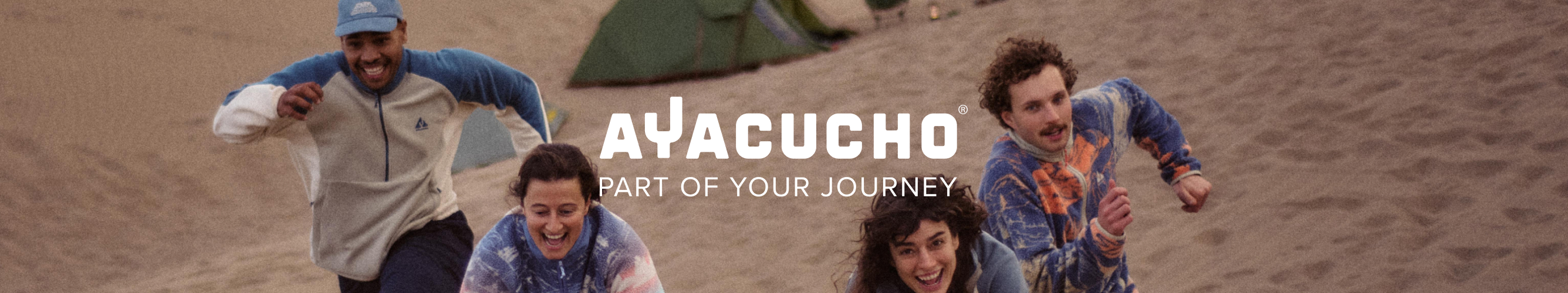 groep mensen rent over een ruin in ayacucho-fleeces