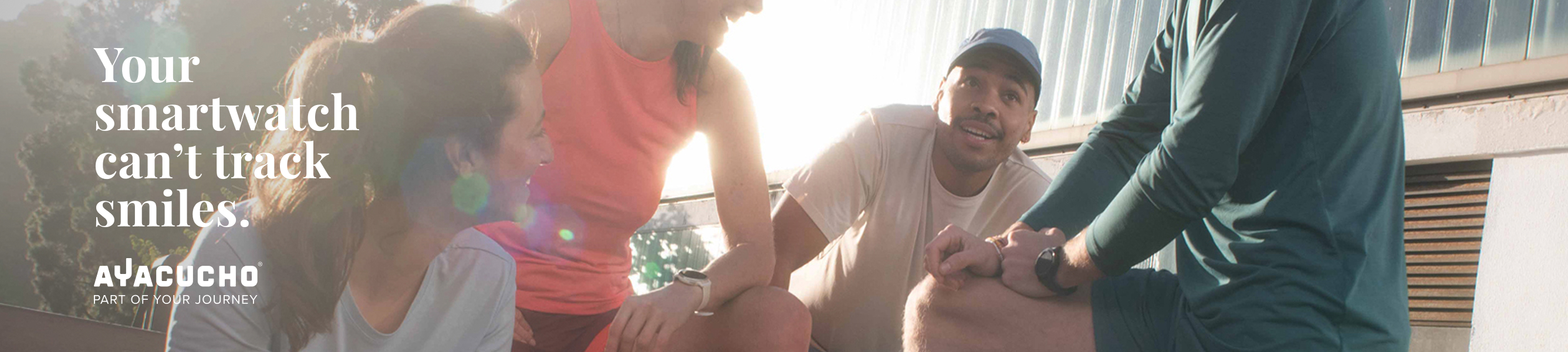 Groep sporters rusten uit in de zon.