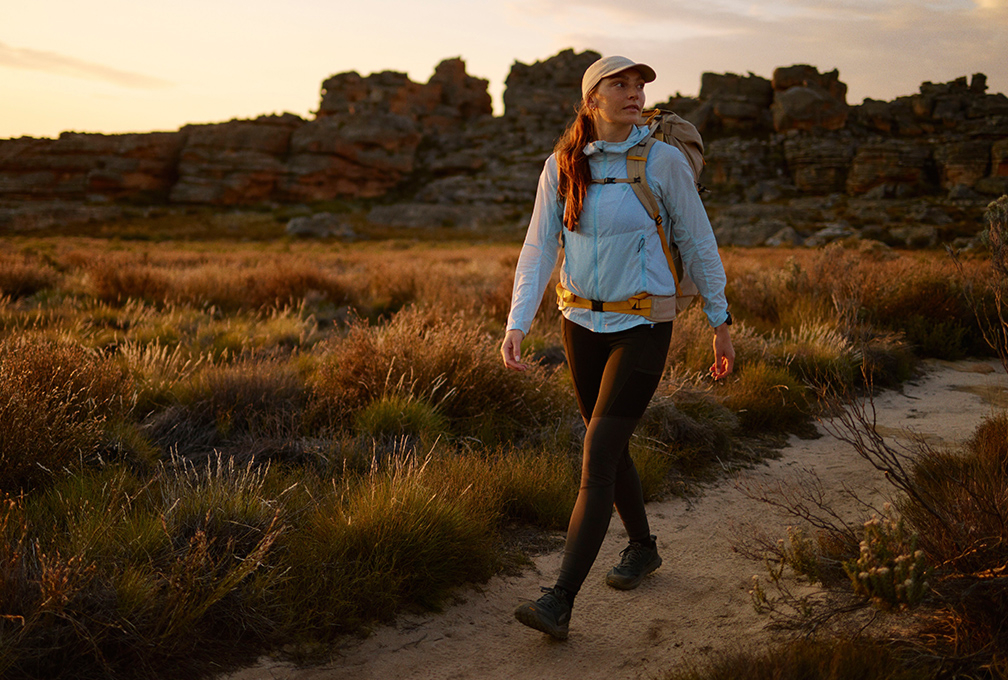vrouw in fjallraven-kleding wandelt door de natuur