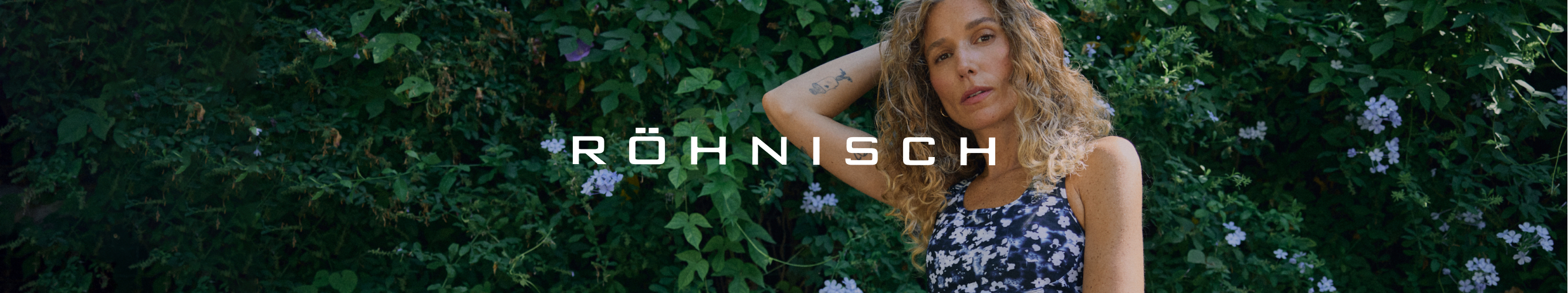 Vrouw in sportkleding kijkt in de camera.